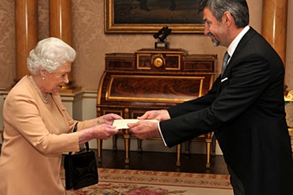  Ambassador Konstantin Dimitrov presents credentials to HM Queen Elizabeth II